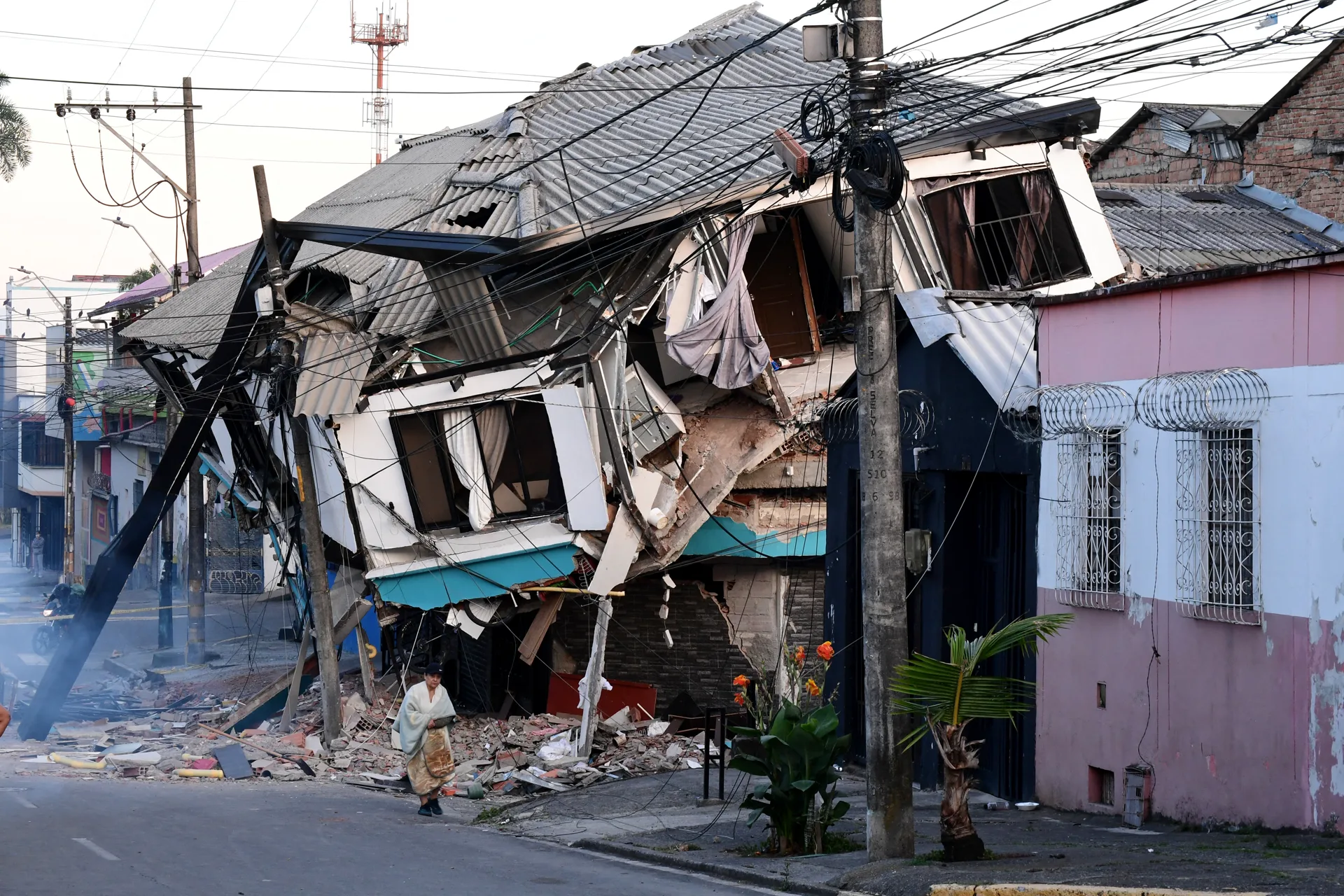 Una vivienda colapsada y escombros en una calle de Pereira después del terremoto